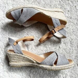 Éram: Checkered Peep Toe Ankle Strap Silver Thread Espadrille Wedges Size 38